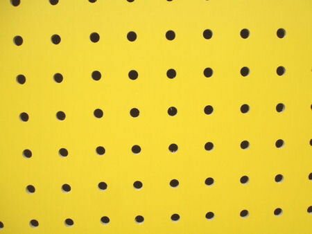 有孔ボード 黄色 4mm×910mm×1820mm (8φ-30P/A品) 1枚組/約3.6kg