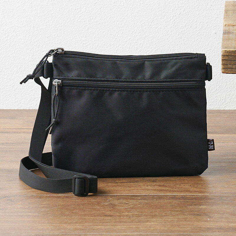 配送区分：SSサイズ【新品/取寄品/代引不可】【特選商品】　サコッシュ　ブラック　B-HLM225083BK※ご注文手続き後、当店より発送予定日または取寄商品の在庫有無・納期を記載したご注文確認メールをお送りいたしますので必ずご確認をお願い致します。 こちらの商品はお取り寄せの商品となり、通常、土日祝を除く7営業日前後での発送となります。（詳細納期はご注文後にメールにてご案内致します。） ※発注手配の可否をメールにてご確認させて頂く場合がございます。必ず当店からご案内するメールをご確認ください。 ※商品の手配ができない場合や、発注手配可否の確認が取れない場合には誠に申し訳ございませんがキャンセルとさせていただきます。 ※直送の場合別途送料が掛かる場合がございます ※キャンペーン期間特価の場合ご注文金額が変更となる可能性がございます。 ※メーカーや弊社取引先へ申請書のご記入・提出をお願いする場合がございます。【商品説明】シンプルなデザインのサコッシュです。落ち着いた色合いで普段使いに便利なデザイン。ファスナー開閉式。内オープンポケット・前面ファスナーポケット×各1室。ショルダーベルト着脱不可＜長さ調整可＞。【生産国】中国【重さ】約80g【サイズ】17.5×21.5cm【材質】ポリエステル【その他】