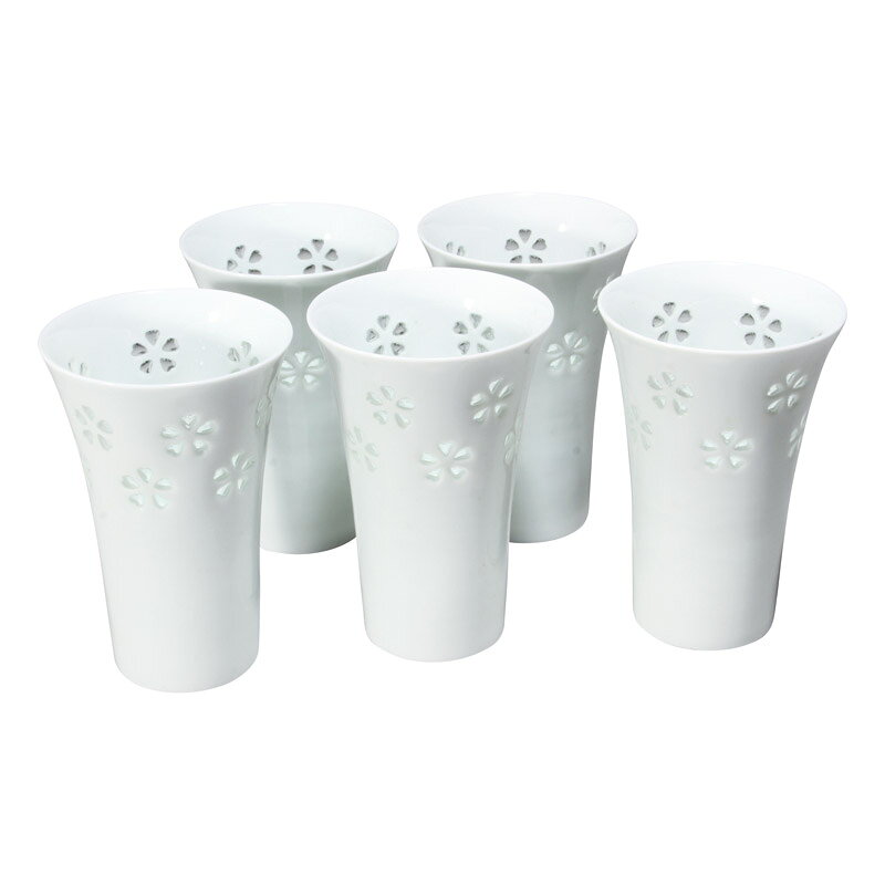 配送区分：SSサイズ【新品/取寄品/代引不可】【特選商品】　水晶彫新花詰麦酒カップ5客（木箱入）　　996887※ご注文手続き後、当店より発送予定日または取寄商品の在庫有無・納期を記載したご注文確認メールをお送りいたしますので必ずご確認をお願い致します。 こちらの商品はお取り寄せの商品となり、通常、土日祝を除く7営業日前後での発送となります。（詳細納期はご注文後にメールにてご案内致します。） ※発注手配の可否をメールにてご確認させて頂く場合がございます。必ず当店からご案内するメールをご確認ください。 ※商品の手配ができない場合や、発注手配可否の確認が取れない場合には誠に申し訳ございませんがキャンセルとさせていただきます。 ※直送の場合別途送料が掛かる場合がございます ※キャンペーン期間特価の場合ご注文金額が変更となる可能性がございます。 ※メーカーや弊社取引先へ申請書のご記入・提出をお願いする場合がございます。【商品説明】丹念にカット細工した陶磁器に、ガラス質の特殊な釉薬で水晶をイメージした美しい作品。桜のモチーフをレリーフとして透明なオリジナルの水晶釉で表現しました。良く冷えたドリンクを注げば、目にも涼しげな雰囲気。【生産国】日本【重さ】約800g【サイズ】径7×10.7cm＜180ml＞【材質】磁器【その他】電子レンジOK