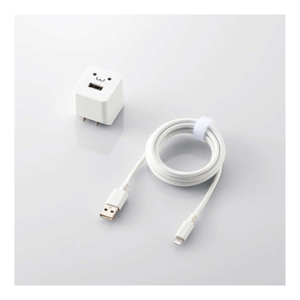 配送区分：SSサイズEL110ZJLightningAC充電器/2.4A出力/ケーブル同梱/1.5m/高耐久ケーブル/ホワイトフェイス MPA-ACL09WF※ご注文手続き後、当店より発送予定日または取寄商品の在庫有無・納期を記載したご注文確認メールをお送りいたしますので必ずご確認をお願い致します。 こちらの商品はお取り寄せの商品となり、通常、土日祝を除く7営業日前後での発送となります。（詳細納期はご注文後にメールにてご案内致します。） ※発注手配の可否をメールにてご確認させて頂く場合がございます。必ず当店からご案内するメールをご確認ください。 ※商品の手配ができない場合や、発注手配可否の確認が取れない場合には誠に申し訳ございませんがキャンセルとさせていただきます。 ※直送の場合別途送料が掛かる場合がございます ※キャンペーン期間特価の場合ご注文金額が変更となる可能性がございます。 ※メーカーや弊社取引先へ申請書のご記入・提出をお願いする場合がございます。家庭用コンセントからLightningコネクタ搭載のiPhoneやiPodを充電できるLightningケーブルを付属したAC充電器です。・商品詳細 : ■家庭用コンセントからLightningコネクタ搭載のiPhoneやiPodを充電できるLightningケーブルを付属したAC充電器です。■携帯に便利なコンパクト設計のキューブ型デザインを採用しています。■※端末本体や充電器が濡れた状態で充電すると、異常な発熱・焼損の原因となり大変危険ですのでおやめください。■対応機種：USB Type-Aポートから12W(5V/2.4A)までの出力で充電、使用可能な機器■コネクタ形状：USB Type-A(メス)x1■定格入力電圧：AC100-240V 50/60Hz■定格入力電流：0.4A■定格出力電力：12W■定格出力電圧：5V■定格出力電流：2.4A■外形寸法：約 幅40mmx厚み36mmx高さ36mm ※ACプラグ収納時■重量：約 92g■ケーブル長：約1.5m■カラー：ホワイトフェイス■コンセントプラグ仕様：90度スイング構造/耐トラッキングスリーブ付■付属品：USB Type-Aオス-Lightningコネクタケーブル(データ通信にも対応)■認証：MFi■法令：◇PSE 特定電気用品■使用可能地域：日本■保証期間：1年■その他：断線に強い高耐久ケーブル採用・コンパクトなキューブ型・おまかせ充電対応