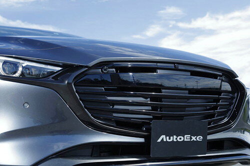 商品情報【商品名】AUTOEXE FRONT GRILLオートエグゼ フロントグリル【設定車種】 対応車種： MAZDA MAZDA3 FASTBACK 適応型式： BP8P/BPFP/BP5P/BPEP グレード等： - 【特長】 ＜スペック＞ ABS樹脂製 ピアノブラック/艶消しブラック2色塗装済 ＜備考＞ ● ミリ波レーダー(SBS/MRCC)など対応(作動を保証するものではありません) 【納期】こちらの商品はご注文をいただいてから組立生産を開始する受注生産品です。納期はおおよそ3〜4週間程となります。※ お急ぎご入用の場合にはご注文前に一度納期をお問合せ下さい。【配送】● こちらの商品は大型貨物が配送可能な業務用の運送便にて配送となります。個人宅への配送につきましては別途追加送料が発生します。(追加送料につきましては梱包サイズ、お届け先により異なりますので都度お見積もりいたします)● お届け先を車関連の法人様（カーショップ、カーディーラー※マツダディーラーは不可、ガソリンスタンド、など）にご指定いただければ、メーカーさんより直送での配送が可能です。直送の場合、お届けまでの時間が短縮され、追加送料の発生も無くオススメです。● 島嶼部、遠隔地につきましてはお届け先に関係なく追加送料が発生します。商品の梱包サイズ、お届け先により追加送料が異なりますので事前にご確認をお願いします。※ 直送を希望される場合はお届け先に会社名/ご担当者様/住所/電話番号（携帯電話不可）をご入力下さい。直送の場合は代金引換ではお承りできませんので、代金引換以外のご決済方法をご選択下さい。【注意事項】★ 御注文をいただける際には装着可否もございますので装着予定の車種、グレード、年式、型式、をご記入下さいませ。● 通信販売お取扱店舗矢東タイヤ沼津店（TEL：055-922-5151）お電話でのお問い合わせは上記店舗宛てにお願いします。● こちらの商品は通信販売のみのお取扱いです。店頭でのお取付作業はお承りしておりませんので予めご了承下さいませ。● 記載対応車種でも車輌の個体差、諸条件により装着できない場合があります。＜車検について＞製品のご使用はユーザー様の責任において道路運送法の保安基準の合致内容をご理解の上ご使用下さい。※掲載写真は商品イメージです。品番、仕様により現品と異なる場合がございます。AUTOEXE Styling Kitオートエクゼ スタイリングキット★こちらの商品のお問合せは 矢東タイヤ沼津店（TEL055-922-5151）まで※車検対応について：製品のご使用はユーザー様の責任において道路運送法の保安基準の合致内容をご理解の上ご使用 下さい。