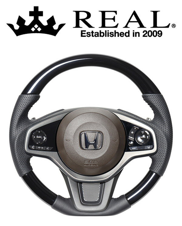 商品情報【商品名】REAL STEERING ORIGINAL SERIESレアル ステアリング オリジナルシリーズ【設定車種】 対応車種： HONDA N-WGN 適応型式： JH3/JH4 年式： 2019/8〜【特長】 ＜スペック＞ ● ブラックステッチ● ソフトDシェイプ● 小径● ガングリップ ＜備考＞ ● エアバッグ/パドルシフト/スイッチ/カバー類は純正再使用● ステアリングヒーター非対応 【納期】こちらの商品はメーカー取寄せです。メーカーに在庫がある場合は数日でご用意可能です。但し、メーカーが在庫を切らしている場合には商品のご用意にお時間が掛かる場合がございます。※ お急ぎご入用の場合にはご注文前に一度納期をお問合せ下さい。【配送】● こちらの商品はメーカー直送品のため時間指定はお承りしておりません。サイトの仕様上ご注文時に選択ができしまいますがお届け日時は「指定なし」をご選択ください。【注意事項】★ 御注文をいただける際には装着可否もございますので装着予定の車種、グレード、年式、型式、をご記入下さいませ。● 通信販売お取扱店舗王子店（TEL：03-5249-0810）お電話でのお問い合わせは上記店舗宛てにお願いします。● こちらの商品は通信販売のみのお取扱いです。店頭でのお取付作業はお承りしておりませんので予めご了承下さいませ。＜車検について＞製品のご使用はユーザー様の責任において道路運送法の保安基準の合致内容をご理解の上ご使用下さい※掲載写真は商品イメージです。サイズ、仕様により現品と異なる場合がございます。REAL STEERINGレアル ステアリング★こちらの商品のお問合せは矢東タイヤ王子店(木曜定休)（TEL：03-5249-0810）まで
