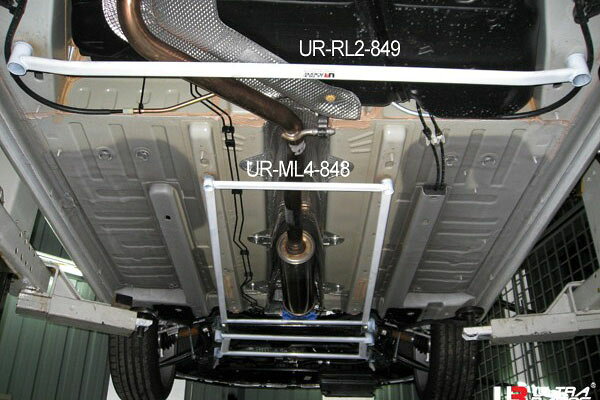 商品情報 【商品名】 Ultra Racing Middle Member Bracesウルトラレーシング ミドルメンバーブレース 【設定車種】 対応車種 ： CITROEN DS4 年式 ： 2011/09〜 型式 ： B7C5F02S/B7C5F03S/B7C5F06S/B7C5G01 【備考】 - 【納期】こちらの商品はメーカー取寄せです。メーカーに在庫がある場合で3〜4日程でご用意可能です。但し、メーカーが在庫を切らしている場合には商品のご用意にお時間が掛かる場合がございます。※ お急ぎご入用の場合にはご注文前に一度納期をお問合せ下さい。 【注意事項】 ★ 御注文をいただける際には装着可否もございますので装着予定の車種、グレード、年式、型式、をご記入下さいませ。 ● 通信販売お取扱店舗練馬店(日曜定休)(TEL：03-3999-3105)お電話でのお問い合わせは上記店舗宛てにお願いします。＜車検について＞製品のご使用はユーザー様の責任において道路運送法の保安基準の合致内容をご理解の上ご使用下さい。※掲載写真は商品イメージです。品番、仕様により現品と異なる場合がございます。Ultra Racing Middle Member Bracesウルトラレーシング ミドルメンバーブレース★こちらの商品のお問合せは矢東タイヤ練馬店(日曜定休)（TEL：03-3999-3105）まで