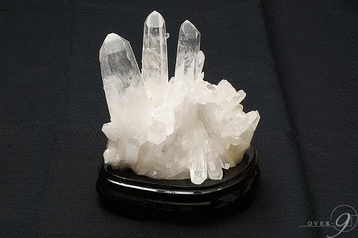 【四川省産 水晶クラスター 約1.9kg 台座付き】【メール便不可】