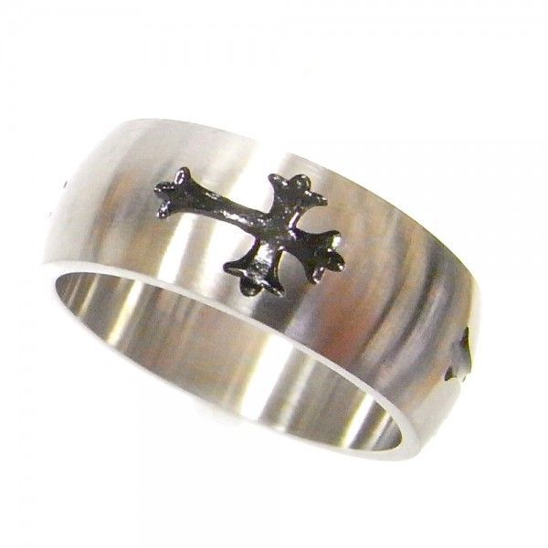 錆にもアレルギーにも強いサージカルステンレスリング。 マットな質感のゴシッククロスがブラックで塗り込まれさり気なく主張してくれます。 いつものコーデを邪魔にならないデザインは毎日でも使えるデザインです。 シンプルにさりげないデザインのお買い...