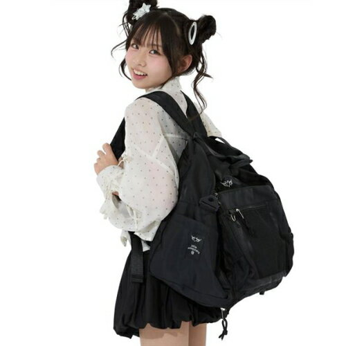 メーカー希望小売価格はメーカー商品タグに基づいて掲載しています 手持ち・ショルダー・リュックの3WAY仕様で、荷物の量や移動シーンに合わせて使い分けができるボストンバッグです。 ファスナーを開けば容量を約40Lから45Lへ拡張できるので、宿泊を伴うお出かけやイベントにも対応。 外側には複数のポケットやメッシュポケットを備え、小物の整理整頓もスムーズです。 軽量素材を使用しているため持ち運びしやすく、毎日の通学からレジャーまで幅広く活躍します。 ＜サイズ＞ タテ：31cm ヨコ：44cm マチ：29cm 持ち手：37cm ショルダーベルト：全長130cm ポケット：外側(ファスナーポケット×2/ポケット×3) 　　　　　内側(ポケット×2) 容積：40L～45L ＜素材＞ ポリエステル ＜モデルの身長＞ サックス(身長：約157cm) ブラック(身長：約147cm) アナップガール ANAPGIRL 子ども服 子供服 キッズ ジュニア 女の子 女子 ボストンバック バッグ 鞄