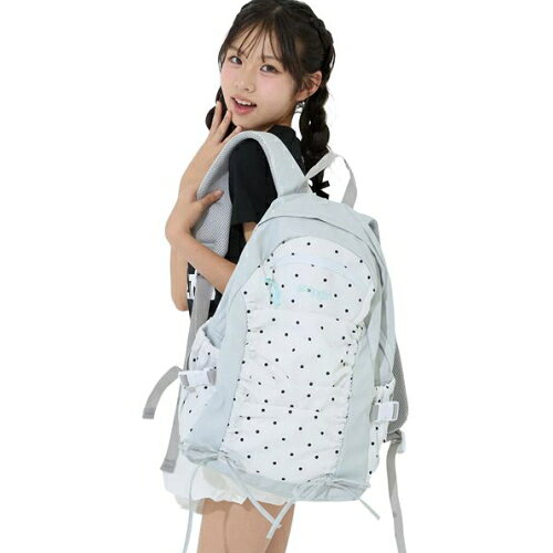 メーカー希望小売価格はメーカー商品タグに基づいて掲載しています 立体感のあるシャーリングデザインと裾のリボンディテールが目を引くリュックです。 約12Lの使いやすいサイズ感で、通学やお出かけに必要な荷物をしっかり収納できます。 サイドポケットやフロントポケット付きで小物の整理がしやすく、毎日使いにも便利な仕様。 軽量で背負いやすく、コーデのアクセントとしても活躍する実用性とデザイン性を兼ね備えたアイテムです。 ＜サイズ＞ タテ：42cm ヨコ：30cm マチ：15cm 持ち手：20cm ポケット：外側(ファスナーポケット×1/ポケット×2) 　　　　　内側(ポケット×1) ＜素材＞ 表地/ポリエステル 裏地/ポリエステル ＜モデルの身長＞ サックス、ブラック(身長：約157cm) ライトグレー(身長：約147cm) アナップガール ANAPGIRL 子ども服 子供服 キッズ ジュニア 女の子 女子 リュックサック　バックパック　デイパック バッグ 鞄