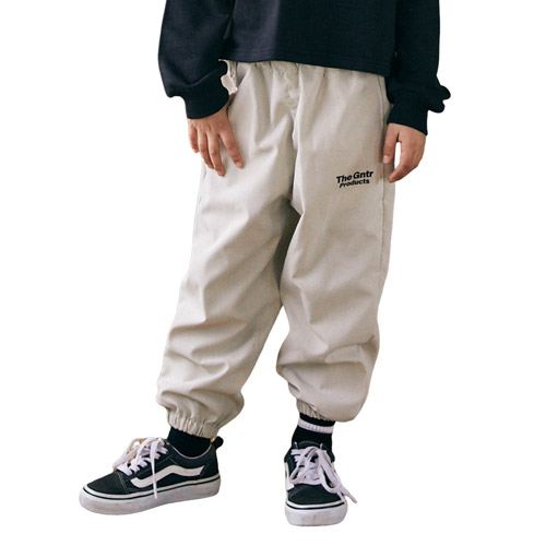 メーカー希望小売価格はメーカー商品タグに基づいて掲載しています 何かと使えるトレーニングパンツ。 裏地にはメッシュを使用。 裾はゴム仕様なので動きやすく、まるいシルエットがかわいい。 ウエストは全周ゴム仕様で、アジャスター付き。調節可能です。 透け感：無し 裏地：あり ポケット：あり ウエストゴム調整：あり 伸縮性：あり 素材：ポリエステルタフタ 本体：ポリエステル 100% 裏地：ポリエステル 100% 原産国 中国 L(130-140cm)　ウエスト54-78cm 股上27.5cm 股下51.5cm 裾巾16.5cm XL(150-160cm)　ウエスト60-87cm 股上30.5cm 股下61.5cm 裾巾18.2cm F(160-170cm)　ウエスト66-93cm 股上32.5cm 股下69.5cm 裾巾20cm ※実寸は商品により多少の誤差が生じますのでよろしくお願いいたします。 L(130cm-140cm)/XL(150cm-160cm)/F(160-170cm) ロングパンツ シャカシャカパンツ キッズ ジュニア kids 子供服 男女兼用
