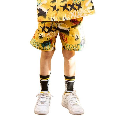 メーカー希望小売価格はメーカー商品タグに基づいて掲載しています スプレーアート風のデザインがクールな総柄ショートパンツです。 左下にあしらったOGゴリラの刺しゅうがさりげないアクセントになっています。 男の子らしい元気な雰囲気がただよう一枚です。 ウエストはアジャスターつきの総ゴム仕様で、お着替えしやすいのもうれしいポイント。 同デザインのシャツと合わせたセットアップのスタイリングもおしゃれに決まります。 内側にお名前を記入できるタグつき。 おすすめの着用時期は春夏シーズン】 【透け感】透けない 【生地の厚さ】普通 【伸縮性】あり 【裏地】なし 【ポケット】あり 【アジャスター】あり 素材 ポリエステル98% ポリウレタン2% 原産国：中国 ■サイズ（cm） 90cm ウエスト42 / 股上22 / 股下6 / 裾回り38 100cm ウエスト45 / 股上22.5 / 股下8.5 / 裾回り40 110cm ウエスト48 / 股上24 / 股下10.5 / 裾回り42 120cm ウエスト50 / 股上25 / 股下12 / 裾回り44 130cm ウエスト52 / 股上26 / 股下15 / 裾回り45 140cm ウエスト54 / 股上27 / 股下16.5 / 裾回り48 X-LARGE KIDS エクストララージキッズ ショートパンツ　ハーフパンツ ベビー服 子ども服 子供服 男女兼用 ユニセックス 男の子 女の子 配送：メール便OK こちらの商品はSALE商品の為、返品・交換を承るこ事が出来ません。 あらかじめご了承お願い致します。