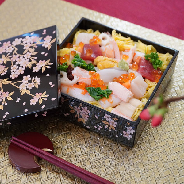 キッチン用品・食器のOwl Kitchenの【取寄品】 さくら 三段重 黒 ＜5寸サイズ＞お重箱 3段重 花柄 桜柄 さくら柄 おしゃれ かわいい 可愛い お弁当箱 ランチボックス お花見 おせち料理 お正月 デコ寿司 ピクニック ちらし寿司 遠足 運動会 ギフト お祝い プレゼント 日本製｜アングル3
