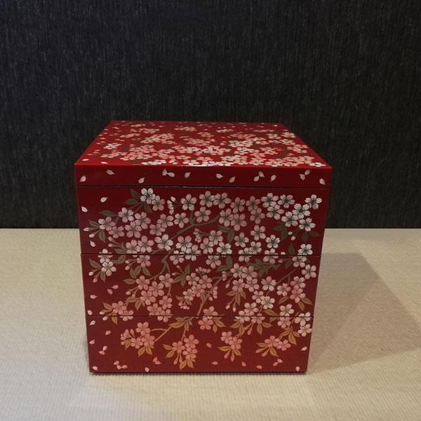 キッチン用品・食器のOwl Kitchenの【取寄品】 さくら 三段重 朱 ＜5寸サイズ＞お重箱 3段重 花柄 桜柄 さくら柄 サクラ柄 おしゃれ かわいい 可愛い 弁当箱 ランチボックス お花見 おせち料理 お正月 デコ寿司 ピクニック ちらし寿司 遠足 運動会 ギフト お祝い プレゼント 日本製｜アングル2