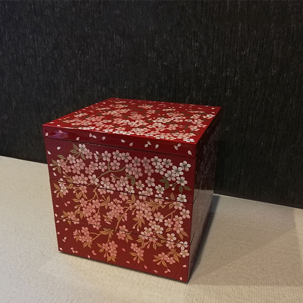 キッチン用品・食器のOwl Kitchenの【取寄品】 さくら 三段重 朱 ＜5寸サイズ＞お重箱 3段重 花柄 桜柄 さくら柄 サクラ柄 おしゃれ かわいい 可愛い 弁当箱 ランチボックス お花見 おせち料理 お正月 デコ寿司 ピクニック ちらし寿司 遠足 運動会 ギフト お祝い プレゼント 日本製｜アングル3
