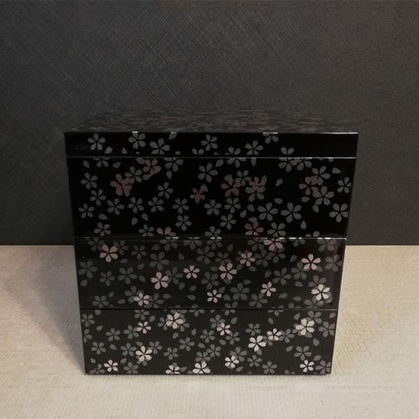 キッチン用品・食器のOwl Kitchenの【取寄品】 桜美 三段重 黒 ＜5寸サイズ＞お重箱 3段重 花柄 桜柄 さくら柄 おしゃれ かわいい 可愛い 弁当箱 ランチボックス お花見 おせち料理 お正月 デコ寿司 ピクニック ちらし寿司 チラシ寿司 遠足 運動会 ギフト お祝い プレゼント 日本製｜アングル2