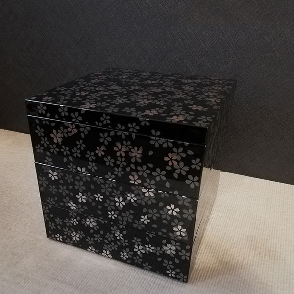 キッチン用品・食器のOwl Kitchenの【取寄品】 桜美 三段重 黒 ＜5寸サイズ＞お重箱 3段重 花柄 桜柄 さくら柄 おしゃれ かわいい 可愛い 弁当箱 ランチボックス お花見 おせち料理 お正月 デコ寿司 ピクニック ちらし寿司 チラシ寿司 遠足 運動会 ギフト お祝い プレゼント 日本製｜アングル3