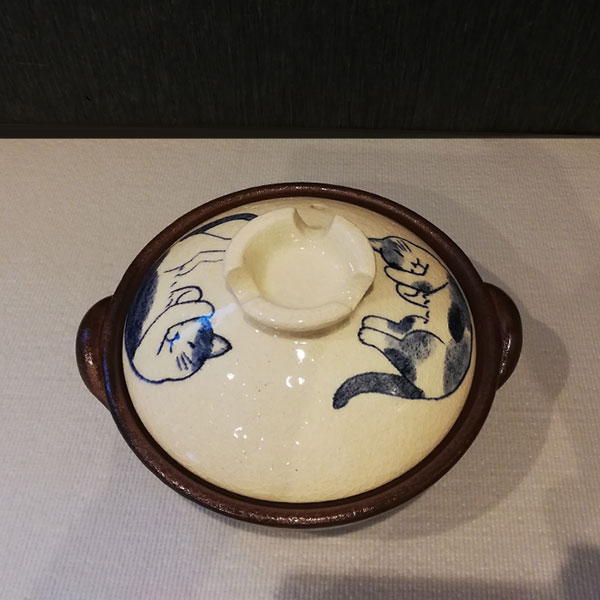 【取寄品】 萬古焼 DESIGN ねこ 土鍋 ＜6号サイズ＞6号鍋 卓上鍋 一人用 1人用 1人暮らし 一人暮らし 一人鍋 1人鍋 ひとり鍋 かわいい 可愛い ねこ柄 猫柄 雑炊鍋 お粥 おかゆ 電子レンジ対応 オーブン対応 ギフト プレゼント お祝い 陶器 日本製