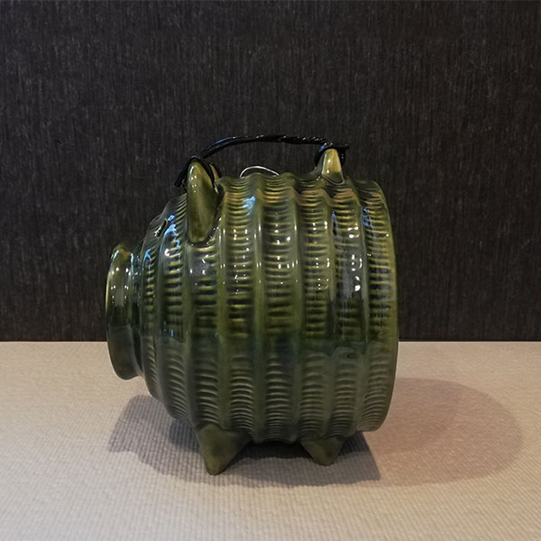 【取寄品】 萬古焼 オリベ 蚊やり豚織部色 緑色 蚊やり器 蚊遣り器 蚊やりぶた 蚊遣り豚 かわいい 可愛い おしゃれ 蚊取り豚 蚊取りぶた 蚊取り線香入れ 蚊取り線香置き 蚊対策 容器 入れ物 ギフト お祝い プレゼント 母の日 敬老の日 陶器 日本製