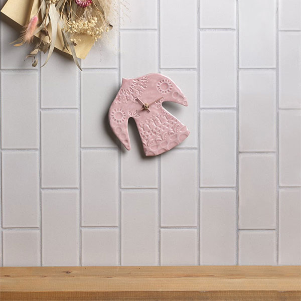 【取寄品】 陶磁器製の掛け時計 happy bird clock ピンク壁掛け時計 壁時計 ウォールクロック 鳥 バード タイル 乾電池式 おしゃれ かわいい 可愛い ナチュラル インテリア ギフト プレゼント お祝い 母の日 結婚祝い 引っ越し祝い 美濃焼 日本製 [3]