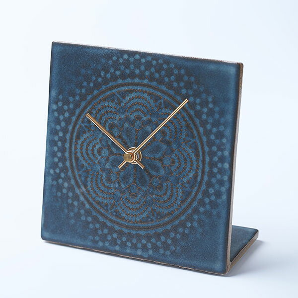【取寄品】 タイルの時計 LACE TILE CLOCK ブルー置時計 置き時計 卓上時計 文字盤なし おしゃれ かわいい 可愛い 四角い レース模様 北欧風 シンプル ナチュラル インテリア ギフト プレゼント お祝い 結婚祝い 引っ越し祝い 贈り物 焼き物 美濃焼 陶磁器 日本製 [2]