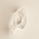 　★　Item Info 【石の名前】 クオーツ（水晶） 【産地】 ブラジル 【石の大きさ】 画像をご確認ください。 【重さ】 11.0g 【カラット】 -ct 【備考】 -Quartz クォーツ（石英） クォーツ（石英）の中でも特に、無色透明で、結晶形がはっきりした物をクリスタル（水晶）と呼びます。 日本ではその昔、水晶を「水精」と呼んでいました。 水があらゆるものを洗い流すように、水晶は地・人・場など、すべての「気」を浄化し、清めると伝えられています。
