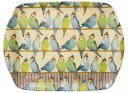 Emma Ball Small Tray トレイ Budgies in Beanies　EBMSC71 エマ・ボール　 Budgies in Beanies　スモールトレイです。 Why wouldn’t Budgies wear Beanies?　（バッジーたちはなぜビーニーをかぶらないの？） いいえ、エマ・ボールの描くバッジーたちはかぶっています。 バッジーとは、オーストラリアの先住民アボリジニにbudgerigar（バジャリガー）と呼ばれ、何万年も昔からアボリジニと共存してきたオーストラリアの野鳥「セキセイインコ」のこと。緑、黄色、青、白、グレーなどのとても綺麗な色をして、何とも可愛らしい顔をしたバッジ—たちは、言葉を覚えて話すこともできるので、英国でも人気のあるペットです。でも家から逃げ出して群れを形成して暮らしているバッジーも少なくありません。英国の寒い冬に慣れていないためにビーニーをかぶったチャーミングなバッジーの群れを、どこかで見ることが出来るのかも…。 サイズ 約 20cm× 15cm 重さ： 約 素材 【本体】メラミン樹脂 100%　