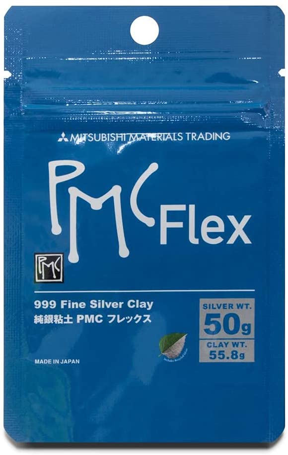 PMC　Flex　純銀粘土 サイズ　： シルバー重量50g（粘土総重量55.8g） ● PMC3に比べ保湿性に優れ、初めての方でもゆっくり造形ができます。また常温で乾燥させた状態がフレキシブルでシート状やシリンジを使用した造形も楽しめます。今までの銀粘土と違い、保湿性の高い新素材で作られた銀粘土で時間がたっても柔らかさを保ちます。 硬化が非常にゆっくりなため、じっくりデザインを考えることができ、安心して造形が楽しめます。 曲げる、編む、折るなどの細工がしやすく、複雑な造形に向いています。三菱マテリアル