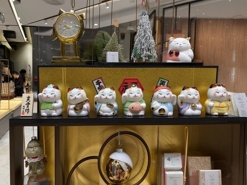 Rakuten - ＼楽天スーパーセール・50%オフ／ 彩絵 七福神 招き猫 小 注意：箱汚れ有り　商品は新品です。まねきねこ 招き猫 置物 招き猫 かわいい 招き猫 開店祝い 招き猫 薬師窯 招き猫 右手 プレゼント 男性 開店 祝い プレゼント おしゃれ カフェ
