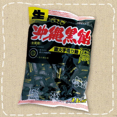 健康維持に高く評価されています黒砂糖をふんだんに使用し、独自の製法により作られた黒飴です。 黒飴の中央には黒砂糖をそのまま入れた2層キャンディになっています。外側でおいしく、中側でもっとおいしい2種類の食感をお楽しみください。 ※15キロ（15kg）前後まで1個口の送料で発送できます。 商品詳細 商品名 沖縄黒糖 直火手造り飴(生黒砂糖使用)　1kg入り！ メーカー名 松屋製菓 内容量 1kg（個包装紙込み） 賞味期限 メーカー製造より約12ヶ月 ※実際にお届けする商品は、賞味期間は短くなりますのでご了承下さい。 原材料 砂糖、黒砂糖、水飴、香料、乳化剤 保存方法 直射日光、高温多湿はお避け、28℃以下で保管してください。 備考 ・メーカー取り寄せ可能商品となります。 ・大量注文の場合は発送までにお時間を頂く場合があります。業務用やイベント等に必要な場合はお問い合わせください。・数量がご希望に添えない場合がございますのでその際は当店からご連絡させていただきます。 JANコード 4978087212219■メーカー終売等について ご注文済みの商品が終売、名称変更等がメーカの都合上、急遽される場合があります。 その際は、大変申し訳ございませんが同等の商品への変更（シリーズ、味等の変更）もしくはお客様のご希望でキャンセルとなってしまう 場合がございますので予めご了承ください。 該当する商品をご注文のお客様には個別にご連絡させて頂いております。 大きな変更等が無い場合はそのまま発送させて頂いておりますのでご了承ください。 ■食品商品の賞味期限について メーカー表記の賞味期限に近い商品を発送するように心がけております。 店内の在庫商品を発送する場合に関しても1ヶ月以上期限が残っている商品を発送しております。 特価商品、半生系の物については商品の特性上、期限の残日数が少ない場合がございます。 ★半生系のお菓子 商品の特性上、元々賞味期限の短い商品がほとんどです。 発送する商品に関しましても他の商品より賞味期限が短くなりますのでご了承ください。 ★チョコレート 駄菓子関連のチョコレート製品は4月〜9月位まで製造中止となっております。 この期間の予約・発注は不可となり、在庫のみの発送となっておりますのでご了承ください。 9月〜10月より順次再販となります。 ※チョコレート製品等の夏場（もしくは高温の地域）で溶けやすい商品等はクール便での発送をお勧めいたします。 （別途クール代金がかかります。） ※クール便の指定のない場合は通常便での発送となります。商品が解けていた際等の責任は当店では負いかねますので ご了承ください。