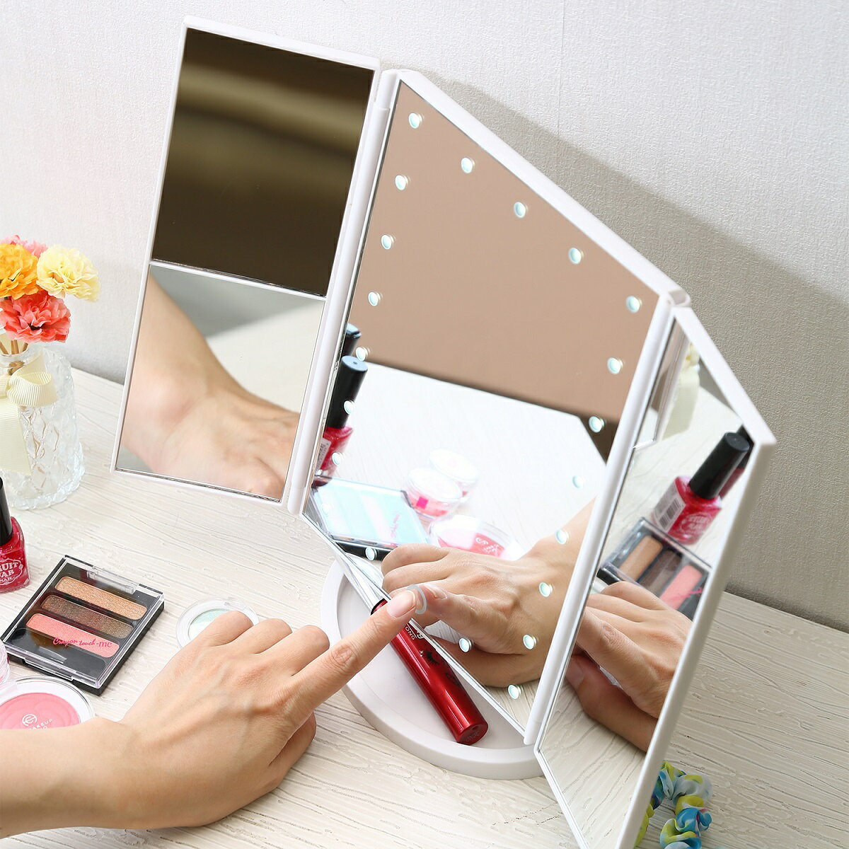 【Black Friday クーポン有!】不二貿易 女優ミラー 卓上ミラー 幅18cm パールホワイト ライト 三面鏡 拡大鏡 LED 明るさ 角度調整 86656 家具・雑貨 [2]