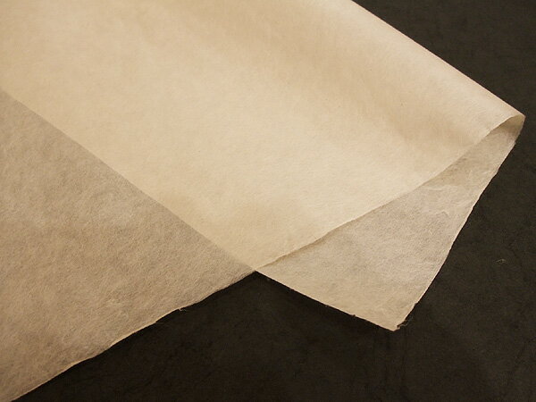 サイズ：約96-100cm巾×1m単位カット売り厚み：薄 (平均13-21g/m2)色：生成原料：雁皮産地：高知例えば2m必要な場合は個数を「2」としてください。極薄よりやや厚手のちりが少ない純雁皮紙です。雁皮独特のチャリチャリした紙質で光沢があります。機械抄き。