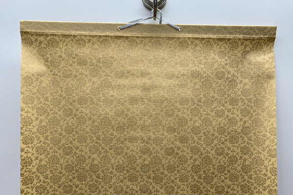 サイズ：幅43cmx縦170cm色：金茶入数：1幅紙製一時的な展示などの際に簡単に作品を貼って使用する簡易軸です。半切（条幅）の寸法に合うよう作られています。