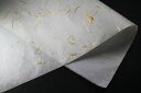 サイズ：約75×100cm厚み：並　（約35g/m2）色：白色に光沢のある雲竜（裏は無地）原料：ビニロン・木材パルプ無地の紙の上に薄い雲竜紙を漉き合わせた機械抄きの紙です。透け感はなく、適度なはりがあります。光沢のある繊維が漉き込まれています。クラフトやラッピングなどに。