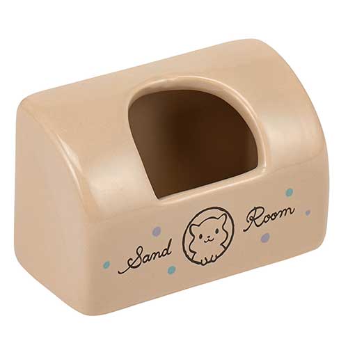 ■砂を掻いても飛び散りにくい横長形状で、トイレにも砂浴びにも使えます。 陶器製なので汚れがこびりつきにくく、かじる・動かすなどのイタズラも防ぎます。■本体サイズ(mm)　約 W110×D55×H70■対象動物　ジャンガリアンなどのドワーフハムスター■原材料　陶器パッケージ等の変更について 予告なくパッケージ、原材料、生産国、色、形状、サイズ等の変更がある場合がございます。予めご了承ください。