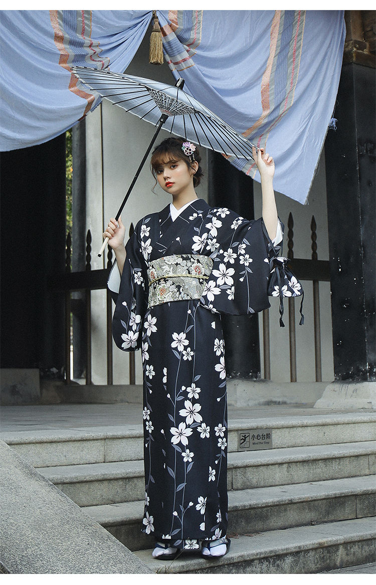 P-NEEDSの浴衣セット 4点セット ブラック 黒 着物 浴衣 レディース 花柄 桜 ピンク 粉 グラデーション 夏祭り お出かけ 花火大会 盆踊り 文化祭 夏 秋 イベント 女性 女性浴衣 女性用 エレガント 大人 足袋 巾着 衿芯 ゆかた 可愛い きれいめ 撮影用 プレゼント｜アングル3