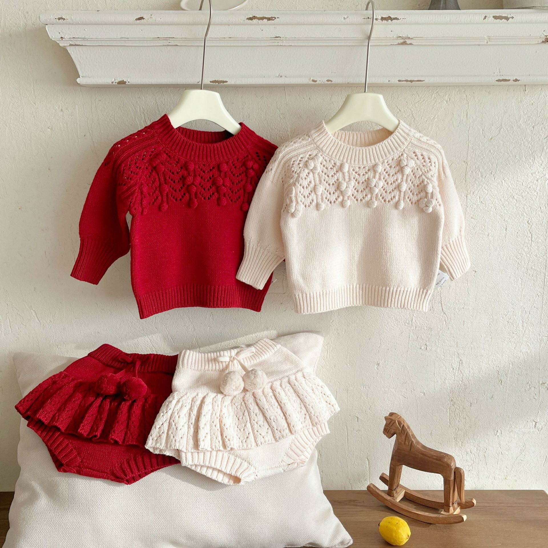 送料無料 ベビー服 2点セット ニットセットアップ 編み 韓国風 透かし編み トップス ボトムス ポンポン ユニックス 春秋 子供服 普段着 女の子 66cm 73cm 80cm 90cm 100cm おしゃれ プレゼント 出産祝い お誕生日 撮影 お出かけ 海外通販 2