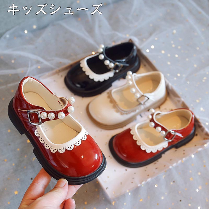 商品説明商品内容ベビーシューズ素材PUレザーなど生産国中国サイズ内寸13.6-18.1cm※平置き採寸になります。実際のサイズとは誤差が出る場合がございますので、参考サイズとしてご覧ください。注意書き※商品写真は、できる限り現品を再現するように画像処理などの補正を行っておりますが、ご利用のモニターや環境により差異が生じます。予めご了承ください。※生地の特性上、多少ニオイがある場合がございますが、日陰干しで数日干していただくか、あるいは数回ご使用していただく間に、 ニオイは気にならなくなります。※上記の数値は、実測によるものです。多少の誤差はご容赦ください。※仕様は予告なく変更される場合があります。（ご使用に差し支えない程度）その他・ご注文後、5営業日以内に配送手続きをいたします。配送作業完了後、5〜9日程度でのお届けとなります。（詳しい納期情報が商品ページにてご確認ください）?当店でご購入された商品は、原則として、「個人輸入」としての取り扱いになり、中国からお客様のもとへ直送されます。?通関時に関税?輸入消費税が課税される可能性があります。?個人輸入される商品は、全てご注文者自身の「個人使用?個人消費（日本に居住する者に寄贈される物で、当該寄贈を受ける者の個人的な使用に供される場合を含みます。）」が前提となります。第三者への譲渡?転売が法令で禁止されるもの（医薬品、医薬部外品、化粧品等を含みますが、これに限られません。）もございますのでご注意下さい。?一部商品は国内の提携先倉庫から配送されます。?国内配送の商品は国内でのお買い物と同じく消費税が発生いたします。関税はかかりません。
