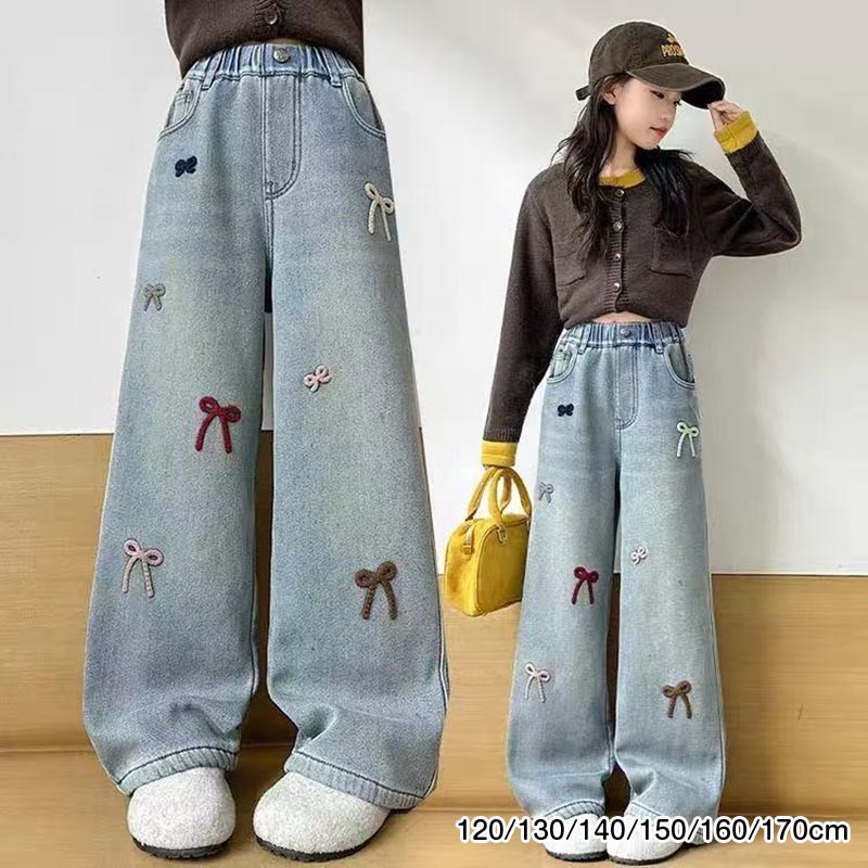 商品説明商品名キッズ デニムパンツ素材綿?ポリエステルセット内容デニムパンツ生産国中国サイズ120:総丈70cm 身長115-120cm 体重22.5kg130:総丈75cm 身長120-130cm 体重27.5kg140:総丈80cm 身長130-140cm 体重32.5kg150:総丈85cm 身長140-145cm 体重40.0kg160:総丈90cm 身長145-152cm 体重45.0kg170:総丈94cm 身長152-162cm 体重55.0kg※平置き採寸になります。実際のサイズとは誤差が出る場合がございますので、参考サイズとしてご覧ください。注意書き※商品写真は、できる限り現品を再現するように画像処理などの補正を行っておりますが、ご利用のモニターや環境により差異が生じます。予めご了承ください。※生地の特性上、多少ニオイがある場合がございますが、日陰干しで数日干していただくか、あるいは数回ご使用していただく間に、 ニオイは気にならなくなります。※上記の数値は、実測によるものです。多少の誤差はご容赦ください。※仕様は予告なく変更される場合があります。（ご使用に差し支えない程度）その他・ご注文後、5営業日以内に配送手続きをいたします。配送作業完了後、5〜9日程度でのお届けとなります。（詳しい納期情報が商品ページにてご確認ください）?当店でご購入された商品は、原則として、「個人輸入」としての取り扱いになり、中国からお客様のもとへ直送されます。?通関時に関税?輸入消費税が課税される可能性があります。?個人輸入される商品は、全てご注文者自身の「個人使用?個人消費（日本に居住する者に寄贈される物で、当該寄贈を受ける者の個人的な使用に供される場合を含みます。）」が前提となります。第三者への譲渡?転売が法令で禁止されるもの（医薬品、医薬部外品、化粧品等を含みますが、これに限られません。）もございますのでご注意下さい。?一部商品は国内の提携先倉庫から配送されます。?国内配送の商品は国内でのお買い物と同じく消費税が発生いたします。関税はかかりません。