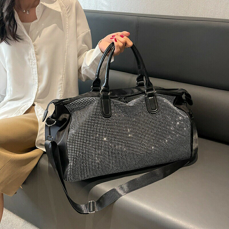 商品説明商品内容トートバッグ素材ポリエステルなど生産国中国サイズ長さ約48cm 幅約30cm　厚さ約25cm※平置き採寸になります。実際のサイズとは誤差が出る場合がございますので、参考サイズとしてご覧ください。注意書き※商品写真は、できる限り現品を再現するように画像処理などの補正を行っておりますが、ご利用のモニターや環境により差異が生じます。予めご了承ください。※生地の特性上、多少ニオイがある場合がございますが、日陰干しで数日干していただくか、あるいは数回ご使用していただく間に、 ニオイは気にならなくなります。※仕様は予告なく変更される場合があります。（ご使用に差し支えない程度）その他・ご注文後、5営業日以内に配送手続きをいたします。配送作業完了後、5〜9日程度でのお届けとなります。（詳しい納期情報が商品ページにてご確認ください）?当店でご購入された商品は、原則として、「個人輸入」としての取り扱いになり、中国からお客様のもとへ直送されます。?通関時に関税?輸入消費税が課税される可能性があります。?個人輸入される商品は、全てご注文者自身の「個人使用?個人消費（日本に居住する者に寄贈される物で、当該寄贈を受ける者の個人的な使用に供される場合を含みます。）」が前提となります。第三者への譲渡?転売が法令で禁止されるもの（医薬品、医薬部外品、化粧品等を含みますが、これに限られません。）もございますのでご注意下さい。?一部商品は国内の提携先倉庫から配送されます。?国内配送の商品は国内でのお買い物と同じく消費税が発生いたします。関税はかかりません。　