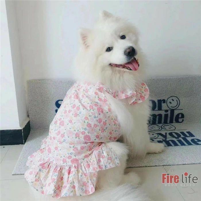 .大型犬 中型犬 用 犬服 ワンピース ドレス は 花柄 の デザイン で 可愛く 変装 に 最適 です。お出かけ や イベント など さまざま な 使用シーン にぴったり の おしゃれ な 犬用 衣装 です。。 メーカー希望小売価格はメーカーカタログに基づいて掲載しています