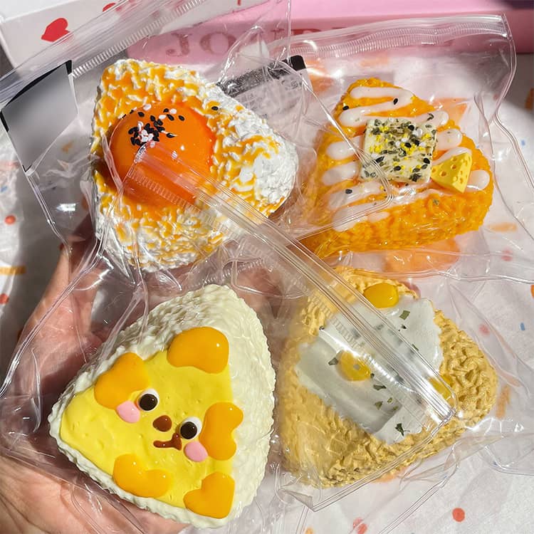 スクイーズ 低反発 大福 桜 さくら おにぎり お握り ぷにぷに ふわふわ おもちゃ 肉球 感触 プッシュ ままごと サプライズ ストレス解消 もちもち おしゃれ 子供 こども オシャレ 減圧 食品サンプル 握って遊ぶ お菓子 デザート そっくり 癒し 指の運動 p-needs-10030181 P-NEEDS サンプル画像2