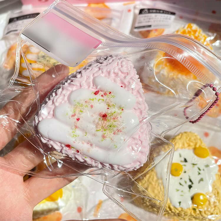 スクイーズ 低反発 大福 桜 さくら おにぎり お握り ぷにぷに ふわふわ おもちゃ 肉球 感触 プッシュ ままごと サプライズ ストレス解消 もちもち おしゃれ 子供 こども オシャレ 減圧 食品サンプル 握って遊ぶ お菓子 デザート そっくり 癒し 指の運動 p-needs-10030181 P-NEEDS サンプル画像3