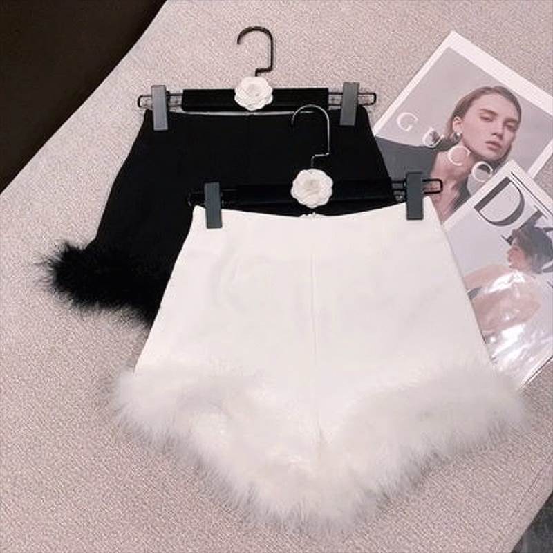2カラー ヘムファーショートパンツ レディース パンツ ショートパンツ ショート セミフレア 裾ワイド ふわふわ フェイクレザー 異素材ミックス かわいい カジュアル 上品 おしゃれ ガーリー エレガント 無地 シーズンレス プレゼン オフィス お出かけ イベント