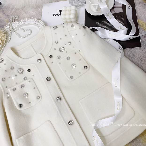 レディース ジャケット アウター 上着 ノーカラージャケット スパンコール ミディアム丈 長袖 ラウンドネック 襟なし ノーカラー 前開き きれいめ シンプル 上品 おしゃれ こなれ感 エレガント ラグジュアリー コンサバ きちんと感 無地 春 秋 冬 授業参観 ミーティング