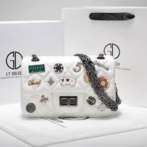 乐天商城 - バッグ レディース ショルダー 多収納 便利 コンパクト 軽量 スリム 自立 四角 ポケット チェーン バッチ付き キルティング かわいい シンプル カジュアル お洒落 かっこいい こなれ感 ラフ クール 存在感 スタイリッシュ OL 通学 お出かけ イベント 旅行 お買い物