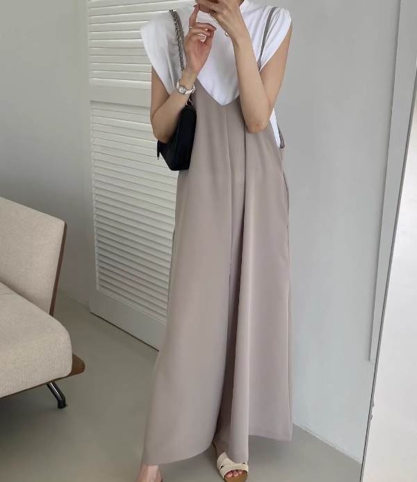 P-NEEDSのサロペット オールインワン ワイドパンツ フルレングス ハイウエスト ポケット レディース かわいい 大人可愛い きれいめ こなれ感 シンプル カジュアル 主役級 存在感 個性的 韓国 オルチャン デート お出かけ サロペット ロング丈 ゆったり Vネック ノースリーブ｜アングル2