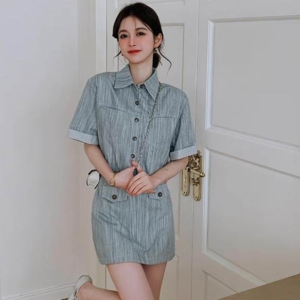 大人可愛い夏のセットアップ、登場！スカートとジャケットのセットで、フェミニンさとストリート感を絶妙にミックス。ハイウエストのフレアスカートと角襟のジャケットが、ヴィンテージでありながらトレンド感満載。ミニスカートのかわいらしさと、シンプルでありながらおしゃれなデザインが、デートから女子会、パーティーまで大活躍。美脚効果も抜群で、全方位映えすること間違いなし！色展開 ブルーサイズ xs s m l xlサイズ(cm)xs /肩幅 42 /バスト 98 /袖丈 23 /着丈 43 /ウエスト 62 /スカート丈 38s /肩幅 43 /バスト 102 /袖丈 24 /着丈 44 /ウエスト 65 /スカート丈 39m /肩幅 44 /バスト 106 /袖丈 25 /着丈 45 /ウエスト 68 /スカート丈 40l /肩幅 45 /バスト 110 /袖丈 26 /着丈 46 /ウエスト 71 /スカート丈 41xl /肩幅 46 /バスト 114 /袖丈 27 /着丈 47 /ウエスト 74 /スカート丈 42《商品について》※当ショップは海外からのノーブランド商品になります。海外製品のため日本商品に比べ品質が劣る場合がございます。糸のほつれ、多少の汚れやシミ、ファスナーが固い、デザインの若干の違いなどは不良品には該当しませんのでご了承ください。お手持ちの携帯やpcの画面設定の影響により、実物と色味が異なって見える場合がございます。※当ショップはお客様より注文を確認した上でメーカーに発注しておりますので返品、交換は出来かねます。ご了承下さいませ。《発送について》お取り寄せ商品のため、ご入金確認後、お届けまでに「10-24日程度」のお時間がかかります。通常よりもお時間がかかってしまう場合もございます。欠品や商品の不具合などにより、商品をお届けすることができず、ご注文をキャンセルさせていただく場合もございますのでご了承ください。※当ショップの商品はお取り寄せ商品につき、入金確認後メーカーへ発注させて頂きます。※メーカーにて切れの場合は、速やかに返金させて頂きます。《返品についての特約に関する事項》ご注文確定後、発注後のキャンセルやサイズなどの内容変更は承っておりません。注文時によくご確認ください商品に欠陥がある場合を除き、基本的には返品や交換には応じません。最後までご覧くださり、ありがとうございました。《商品について》※当ショップは海外からのノーブランド商品になります。海外製品のため日本商品に比べ品質が劣る場合がございます。糸のほつれ、多少の汚れやシミ、ファスナーが固い、デザインの若干の違いなどは不良品には該当しませんのでご了承ください。お手持ちの携帯やpcの画面設定の影響により、実物と色味が異なって見える場合がございます。※当ショップはお客様より注文を確認した上でメーカーに発注しておりますので返品、交換は出来かねます。ご了承下さいませ。《発送について》お取り寄せ商品のため、ご入金確認後、お届けまでに「10-24日程度」のお時間がかかります。通常よりもお時間がかかってしまう場合もございます。欠品や商品の不具合などにより、商品をお届けすることができず、ご注文をキャンセルさせていただく場合もございますのでご了承ください。※当ショップの商品はお取り寄せ商品につき、入金確認後メーカーへ発注させて頂きます。※メーカーにて切れの場合は、速やかに返金させて頂きます。《返品についての特約に関する事項》ご注文確定後、発注後のキャンセルやサイズなどの内容変更は承っておりません。注文時によくご確認ください商品に欠陥がある場合を除き、基本的には返品や交換には応じません。最後までご覧くださり、ありがとうございました。レディース スカート ジャケット セットアップ カラースカート フレアスカート ミニスカート ミニ ショート 半袖 角襟 フェミニン ストリート ポケット ハイウエスト かわいい 大人可愛い シンプル カジュアル おしゃれ レトロ こなれ感 抜け感 ヴィンテージ ラブリー キュート クラシカル ナチュラル 無地 夏 デート お出かけ パーティー イベント 旅行 女子会 休日 重ね着 美脚 脚長 着回し ロールアップ トレンド 流行 インスタ映え 全方位映え 着映え xs s m l xl 水色 ブルー