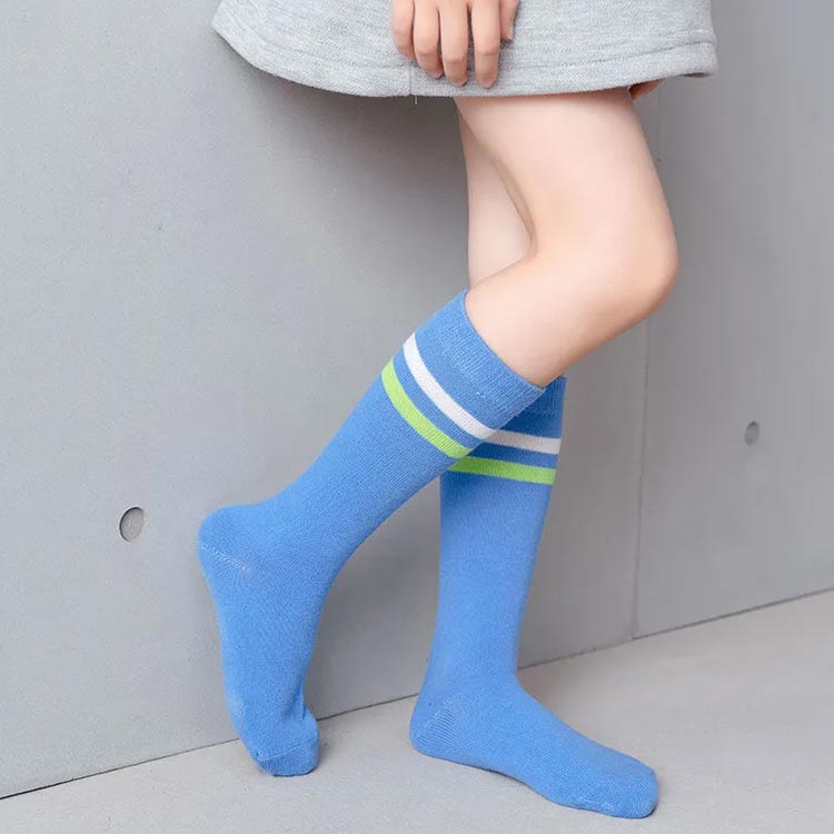 P-NEEDSの3足セット ボーイズ キッズ クルー 目立つ ソックス ダンス カジュアル丈 子供 ハイソックス ヒップホップ チアガール 送料無料靴下 カラーソックス 運動会 靴下 カラフル 無地 ライン ガールズ ソックス ステージ衣装 2本ライン｜アングル3