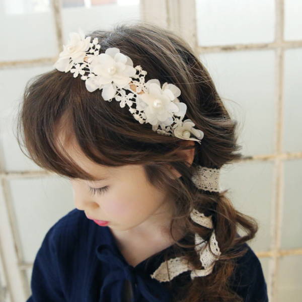 P-NEEDSのヘアアクセサリー カチューシャ キッズ 子供 髪飾り 花冠 レース フラワー おしゃれ 可愛い かわいい 女の子 赤ちゃん リボン 花 ヘッドドレス ヘアバンド フォーマル 結婚式 発表会 ピアノ 入園 入学式 卒園式 プレゼント 送料無料(アパレル)｜アングル3
