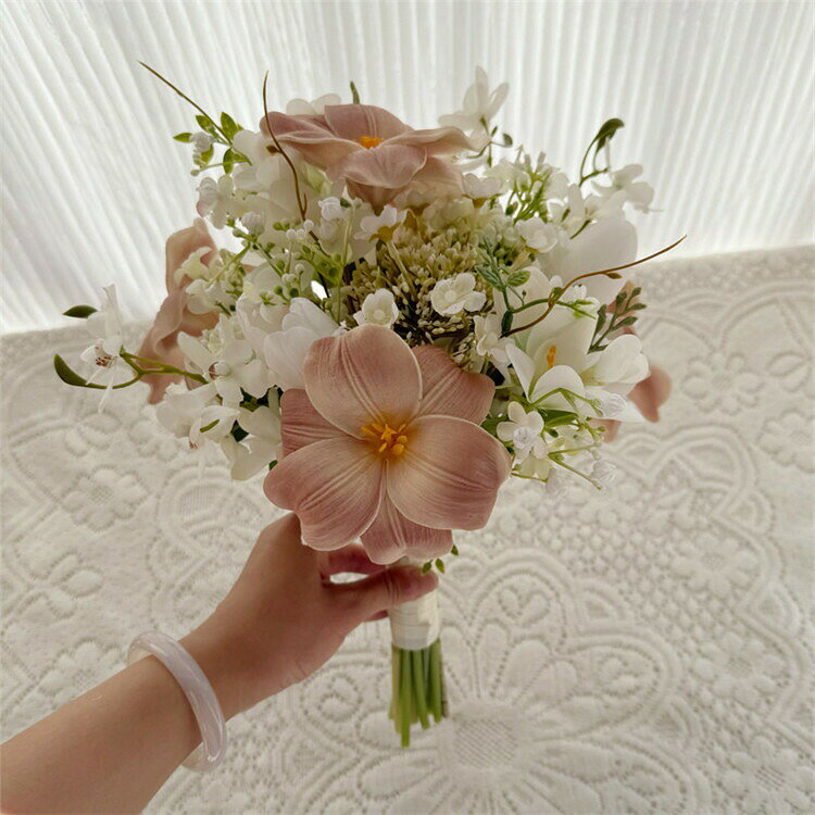 P-NEEDSのホワイトピンク　ブーケ 　チューリップ かすみ草　花束 ブーケブーケウェディングブーケ/造花ブーケ/ブライダルブーケ/ラウンドブーケ/トスブーケ/結婚式/花束　卒業 入学 壮瞥 父の日 お中元 ひな祭り 桃の節句 誕生日 花ギフト お供え 開店祝い｜アングル2