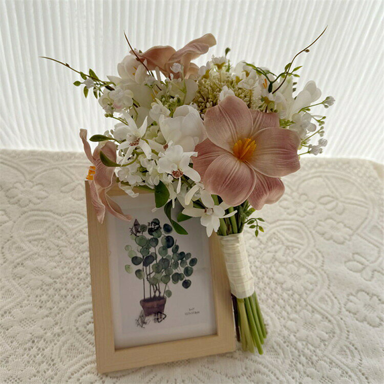 P-NEEDSのホワイトピンク　ブーケ 　チューリップ かすみ草　花束 ブーケブーケウェディングブーケ/造花ブーケ/ブライダルブーケ/ラウンドブーケ/トスブーケ/結婚式/花束　卒業 入学 壮瞥 父の日 お中元 ひな祭り 桃の節句 誕生日 花ギフト お供え 開店祝い｜アングル3
