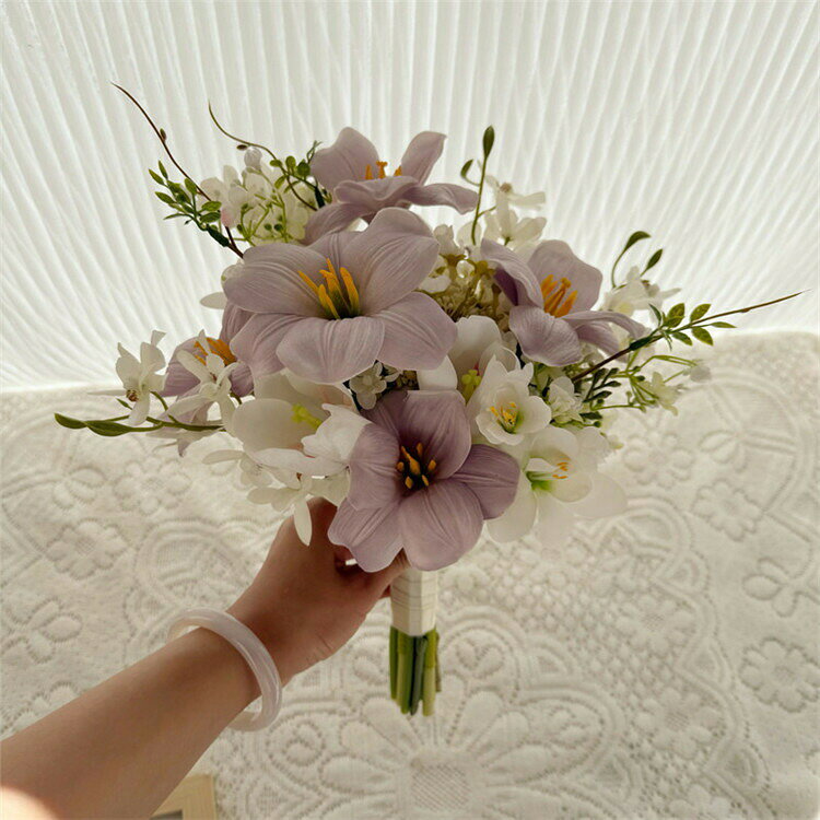 P-NEEDSのホワイトパープル　ブーケ 　チューリップ アジサイ　花束 ブーケブーケウェディングブーケ/造花ブーケ/ブライダルブーケ/ラウンドブーケ/トスブーケ/結婚式/花束　卒業 入学 壮瞥 父の日 お中元 ひな祭り 桃の節句 誕生日 花ギフト お供え 開店祝い｜アングル2